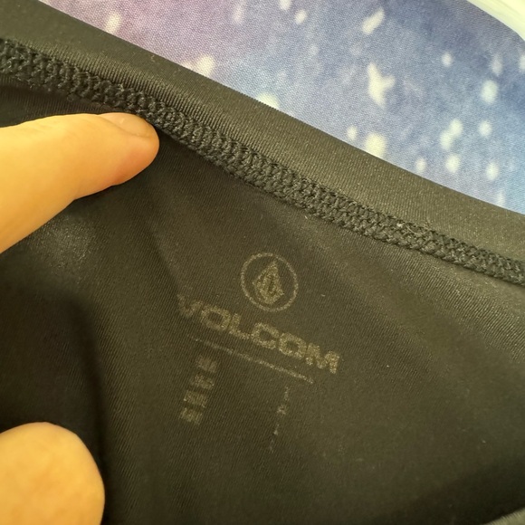 Woman’s Volcom swim shirt 🛍 - Picture 2 of 3